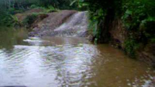 preview picture of video 'Kuna Yala - Cruzando un río 10 minutos antes de llegar a Cartí - Roberto Velasquez'