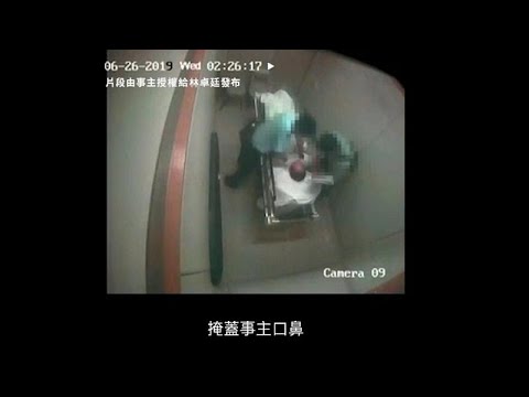 شاهد شرطيان يضربان مريضا مقيدا في مستشفى بهونغ كونغ