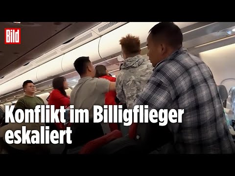 Streit im Flugzeug: Frauen schlagen auf Passagier ein
