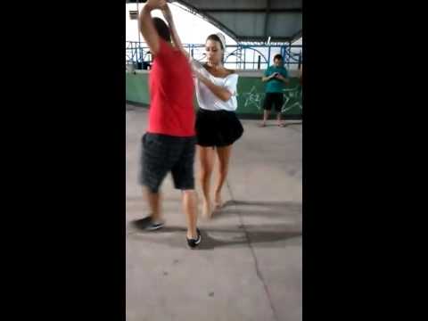 Lucas Cardoso e Rubia Eduarda dançando forró