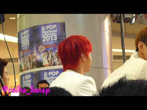 Vixx @realVIXX N @CHA_NNNNN watching Rainbow Cover dance at 130622 Lotte Avenue Grand Opening