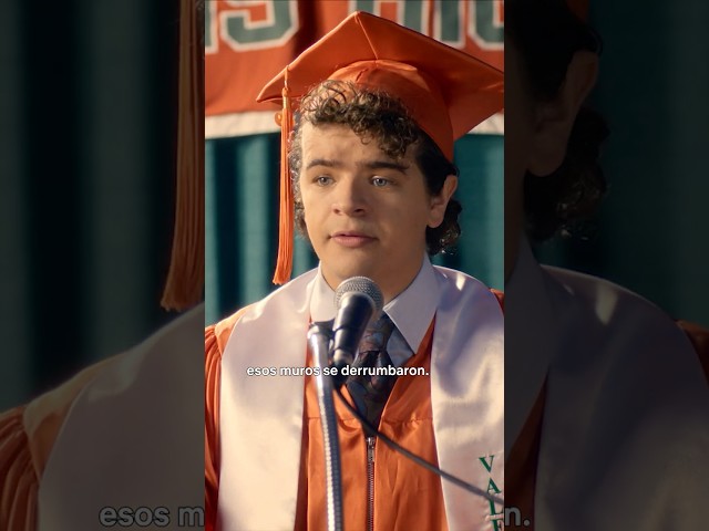 Vídeo relacionado con Stranger Things Eddie and Dustin Oficialmente Autorizado Sudadera con Capucha