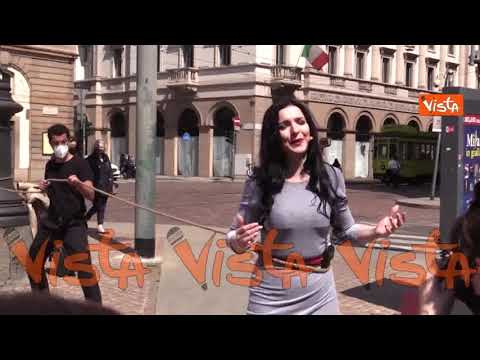 La Bohéme in piazza con i cantanti legati, il concerto di Veronesi davanti La Scala