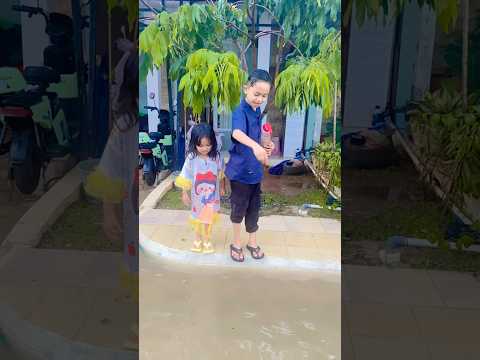 Ngasih makan ikan kebanjiran