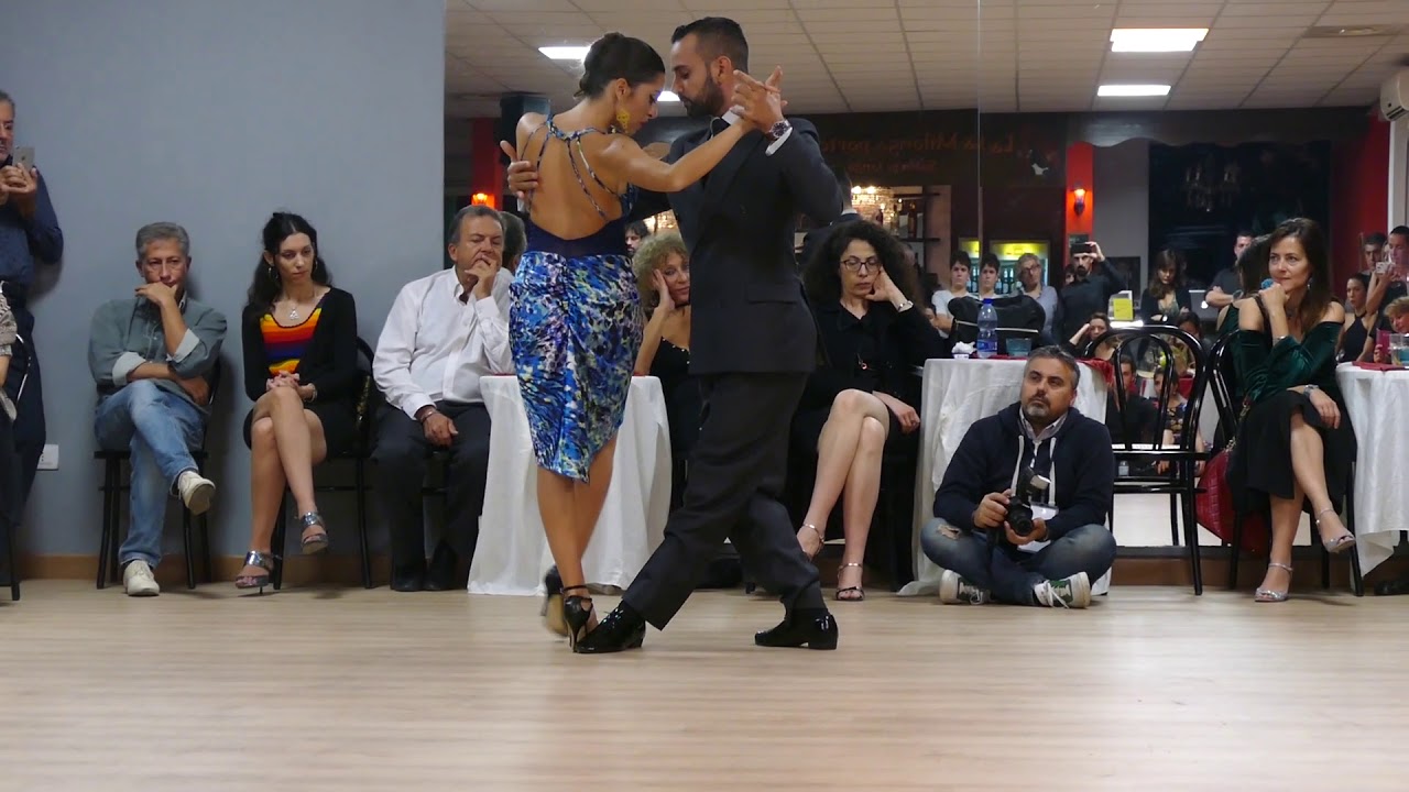 Video thumbnail for Francesca Santangelo & Luca Morale, De floreo (Winter Tango Napoli 2017, 3/4)