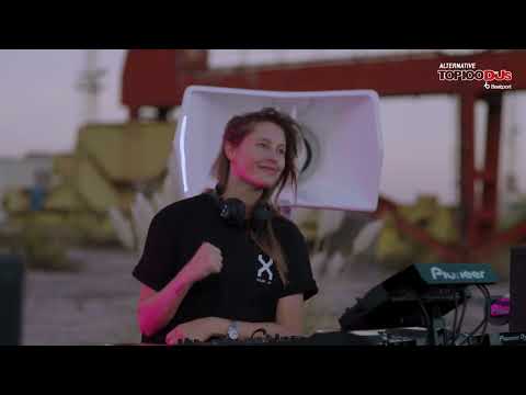 Charlotte de Witte // outside world _2:36-- poom, poom.