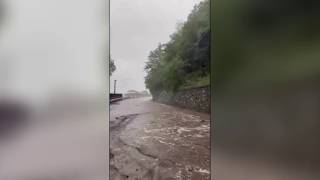 La terra frana e l’acqua invade la strada: il video dalla provincia di Como