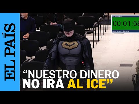 ICE | HOMBRE SE VISTE DE BATMAN y pide no financiar al ICE | EL PAÍS
