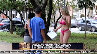 Pesquisadora tira a roupa na rua e deixa a rapaziada desconcertada