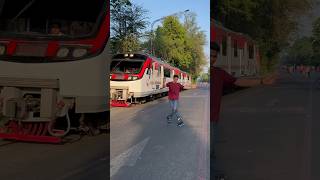 Download lagu KOK BISA KERETA LEWAT JALAN RAYA?? #shorts mp3