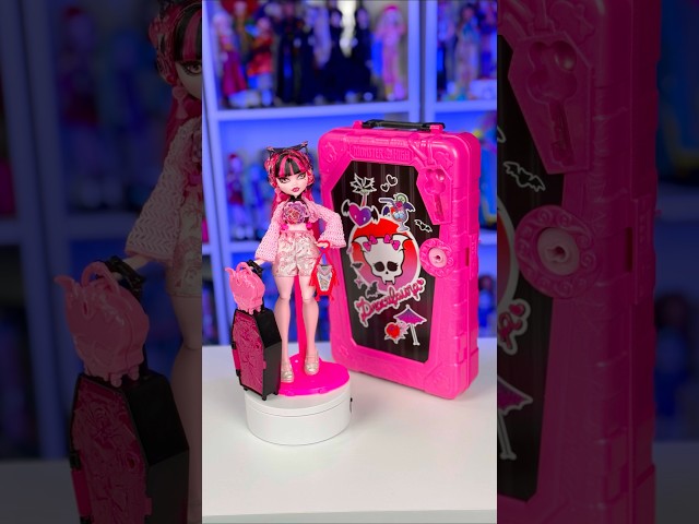 Vídeo relacionado con Monster High Minis Getting Ghostly Draculaura, a Circus Ghouls Venus McFlytrap and an Original Ghouls Toralei Figures, 3 Pack
