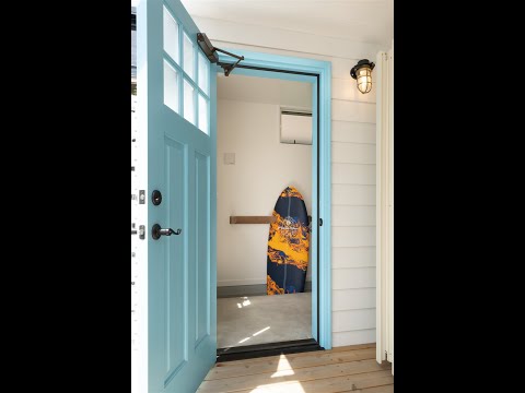 porte entrée originale bois peint jaune façade grise