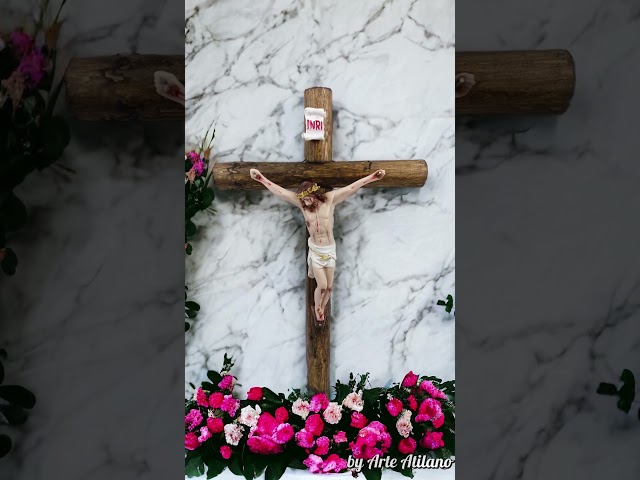 Vídeo relacionado con Hapivida Crucifijo de Mesa, Cruz Tallada a Mano, Estatua de Jesús Católico de Aleación de Zinc con Soporte Extraíble para Decoración del Hogar, regalo de Cristo de Altar(Plata)