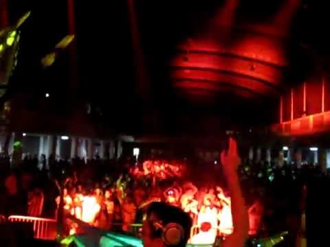 Matt Cerf intro at Atlantis  - LA Shrine - Playing "Serge Devant - Peace"