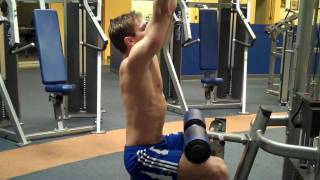 Video de entrenamiento de pulldown con agarre neutro para fortalecer espalda