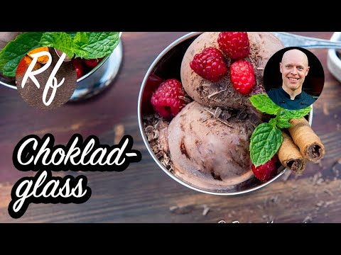 En fyllig chokladglass med äggulor, grädde och mjölk smaksatt med chokladsås av kakao med bitar av hackad mjölkchoklad. >