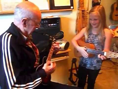 Sven Klevedal lär Ella att spela på Ukulele i Trollhättan 2014-09-21