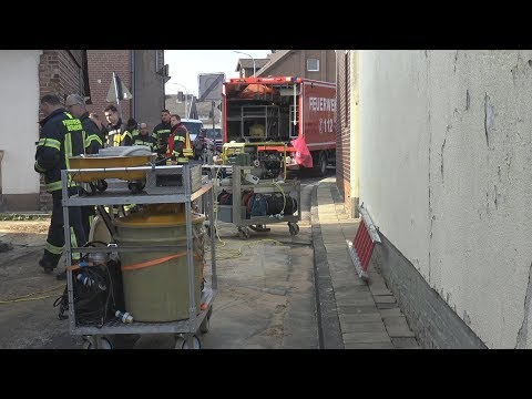 Unterspülte Straße beschädigt Wohngebäude in Bergheim-Paffendorf am 15.04.19 + O-Ton