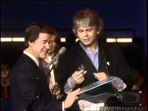 Dick Clark Interviews Walter Egan - American Bandstand 1983