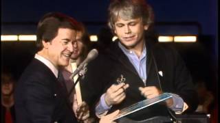 Dick Clark Interviews Walter Egan - American Bandstand 1983