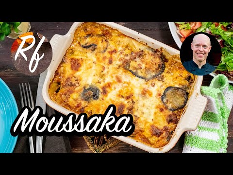 Grekisk Moussaka - här min variant med köttfärs, aubergine - även kallad äggplanta - och potatis toppat med Bechamelsås och ost lagad i ugnen.>