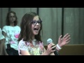 Una niña de 11 años interpreta a Beyoncé frente a todos en su escuela