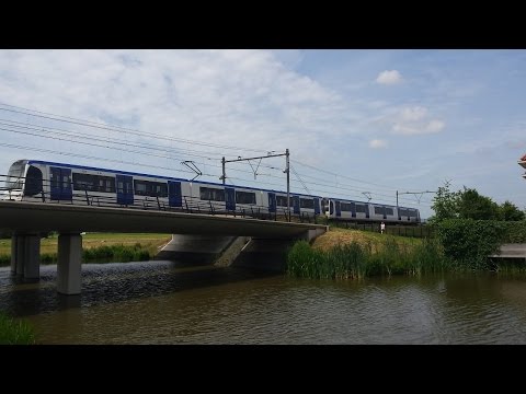 RET Metro 2*Type RSG3 over de Waterlinie in Berkel en Rodenrijs naar Den Haag Centraal