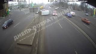 Утренняя авария в Днепре: от страшного удара микроавтобус перевернулся