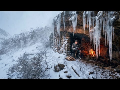 Surviving a Freezing Snowstorm Alone | Stone Bushcraft Shelter in the Mountains(ASMR)