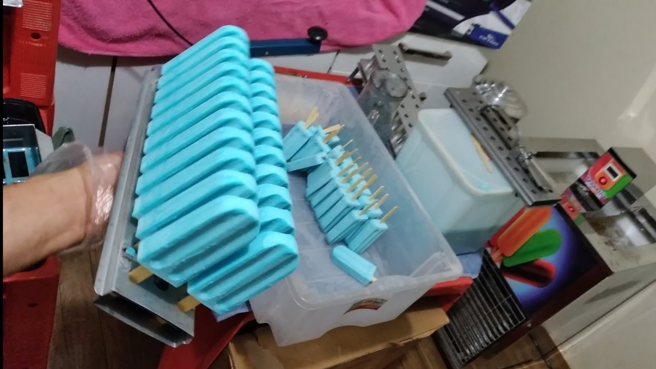 Mini fábrica de picolé produzindo picolé Blue ice rendeu 126 picolé essa receita