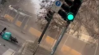 Il video del tram deragliato a Milano: il mezzo si è schiantato contro un palazzo