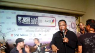 Kamal Musallam jamming w/ George Benson @ Java Jazz Festival 2011