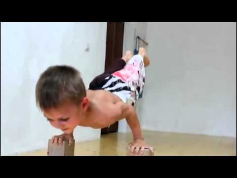 CUMAPOKER - BOCAH INI MEMILIKI OTOT HERCULES