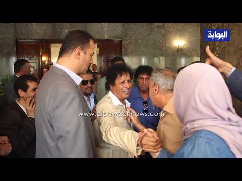 سيدة مصرية للقذافي "لازم تحكم ليبيا".. ومواطن يقبل يده