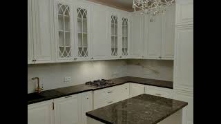 Неоклассическая угловая белая кухня с островом Проект 44 фото 5