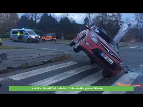 V Kladně havarovaly tři osobáky, hasiči museli vyprostit jednoho řidiče