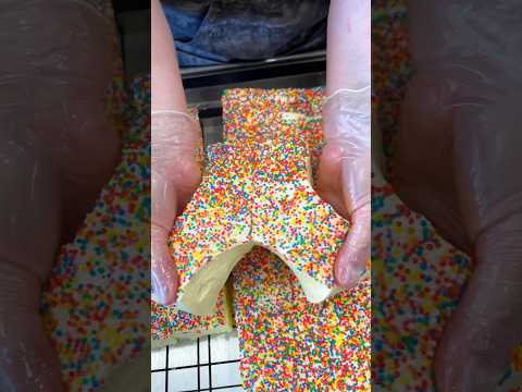 This is how we cut our Fairy Bread Marshmallows! 😊 #marshmallow #orderpacking #candymaking #candy