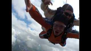 preview picture of video 'Fallschirmspringen aus 4000m (Gransee 16.07.12)'