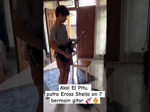 Perdana Pitu, putra Eross Sheila on 7, beraksi dengan gitarnya.