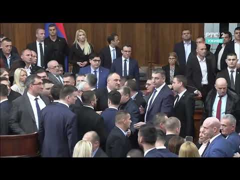 Haos u Skupštini, Vučić razbesneo poslanike