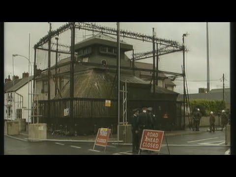 Borucki sanger in Crossmaglen is dismantled, South Armagh, 31st July 2000. 