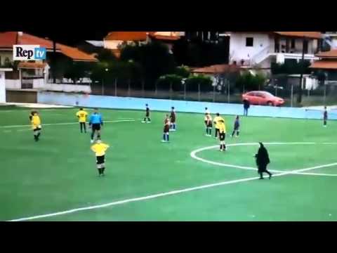 Grecia passa la nonnina, gioco fermo  Invasione di campo con Bastone