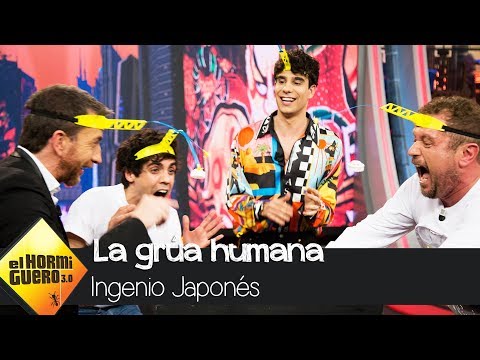 ‘Los Javis’ juegan a la 'grúa humana' con El Monaguillo y Pablo Motos - El Hormiguero 3.0