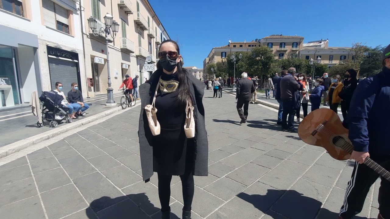 Flash mob degli artisti molisani in piazza a Campobasso