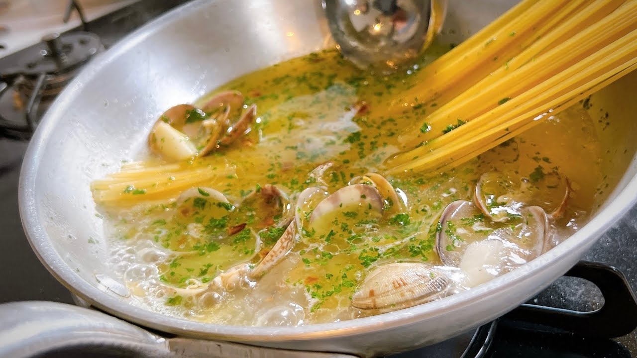 The pasta risottata I recommend the most. [Spaghetti alle vongole in bianco] It's an effective way.