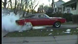 preview picture of video '1969 Dodge Charger R/T burn out Smog in the City Mopar 440 Sixpack.mpg DRIVEWAY BURNOUT'