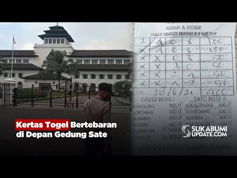 Kertas Togel Bertebaran di Depan Gedung Sate