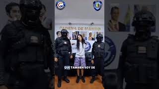 マドゥロ大統領の拘束を喜ぶ動画を投稿した女性が警察に携帯電話をチェックされ、捕まり、謝罪を述べているところ。