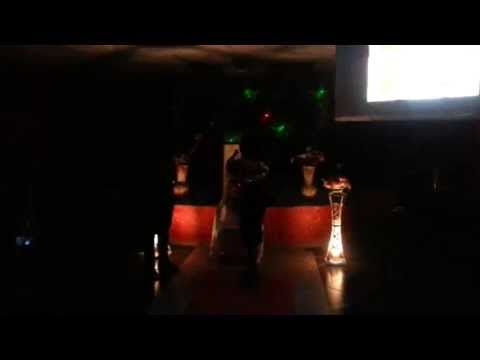 John Nascimento cantando o Tempo de Deus em festa surpresa