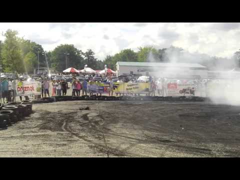 Pokaz mocy palenie gumy BMW